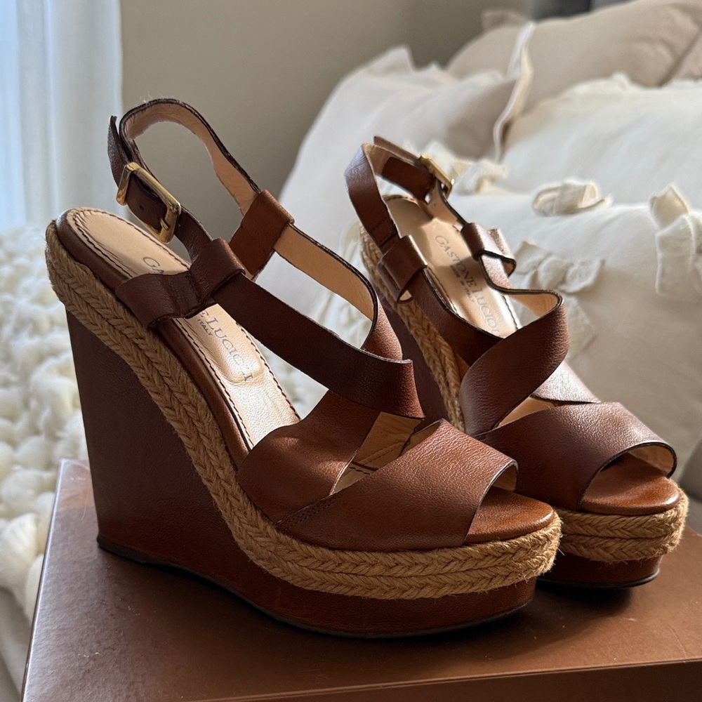 Chic Brown Leather Wedge Sandals